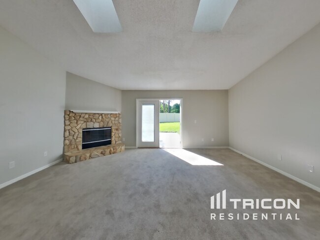 Foto del edificio - 8808 Mountain Lake Dr S