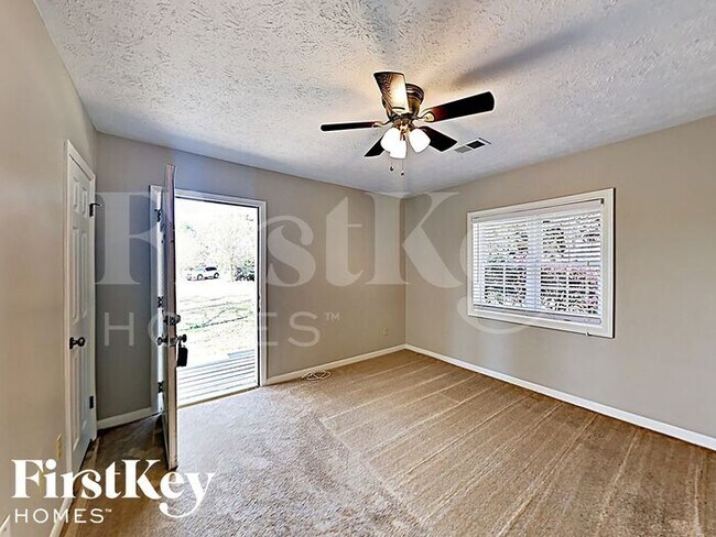 Foto del edificio - 421 Ozora Rd