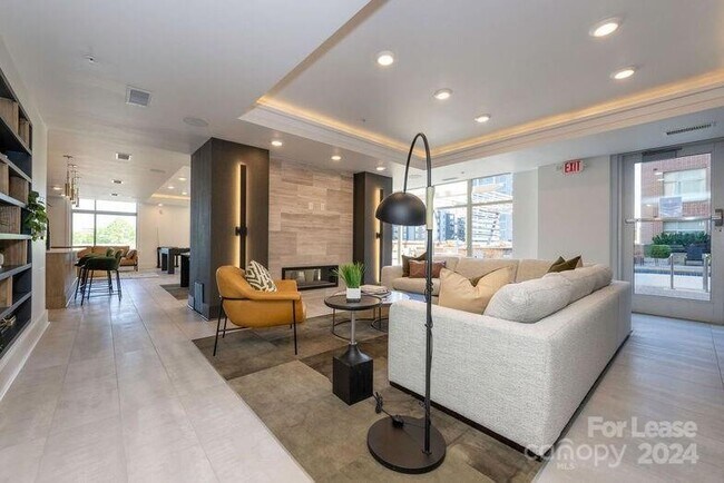 Building Photo - 425 W Trade St