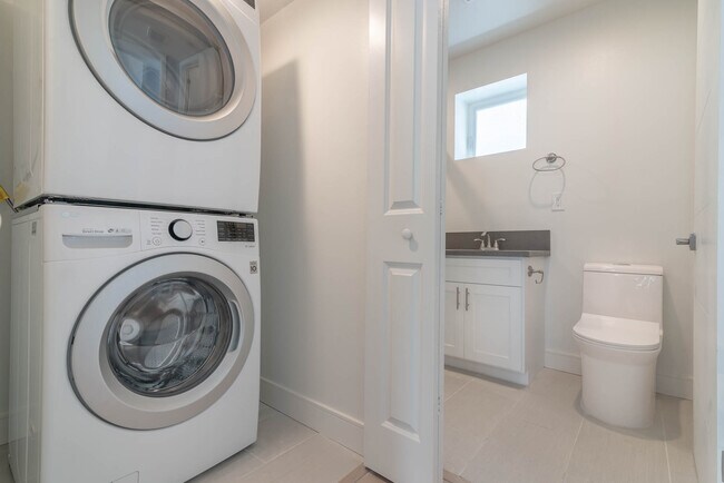 Building Photo - 635 N Harvard Blvd Los Angeles, CA 90004