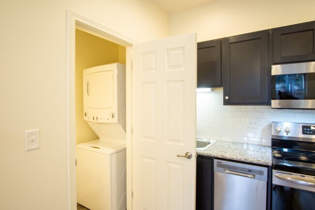 Foto del edificio - Contemporary 1-Bed Townhouse w/ Electric Fireplace!