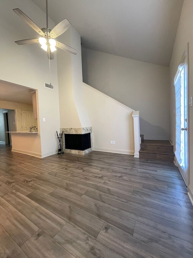 Building Photo - 2 bedroom, 2 bathroom, covered parking, Fireplace, Pool