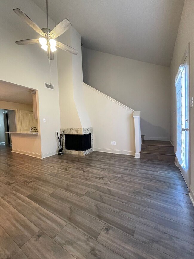 Foto del edificio - 2 bedroom, 2 bathroom, covered parking, Fireplace, Pool