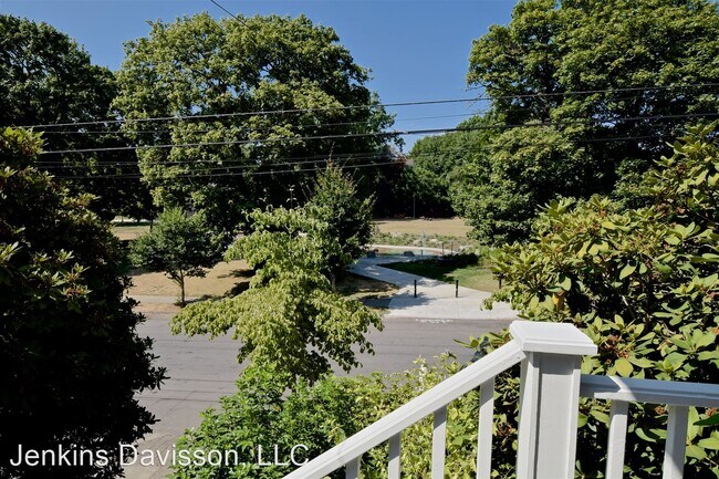Building Photo - 3 br, 2 bath House - 1816 SE Taylor Street