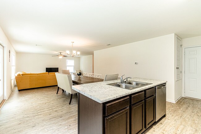 Building Photo - 535 W Marigold Dr