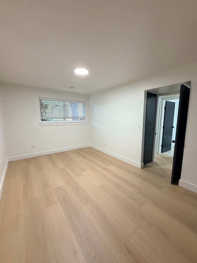 Building Photo - 8689 Fairoaks Cir