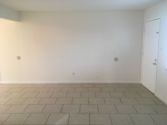 Foto del edificio - Clean , Large 2 Bedroom, 1 Bath 1000 sift....