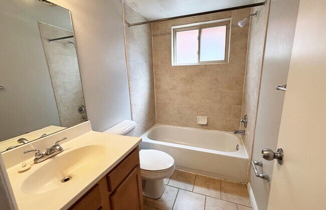 Building Photo - 559 Lowell Ave