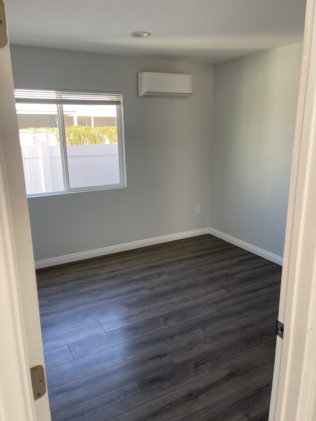 Foto del edificio - 10310 Montgomery Ave