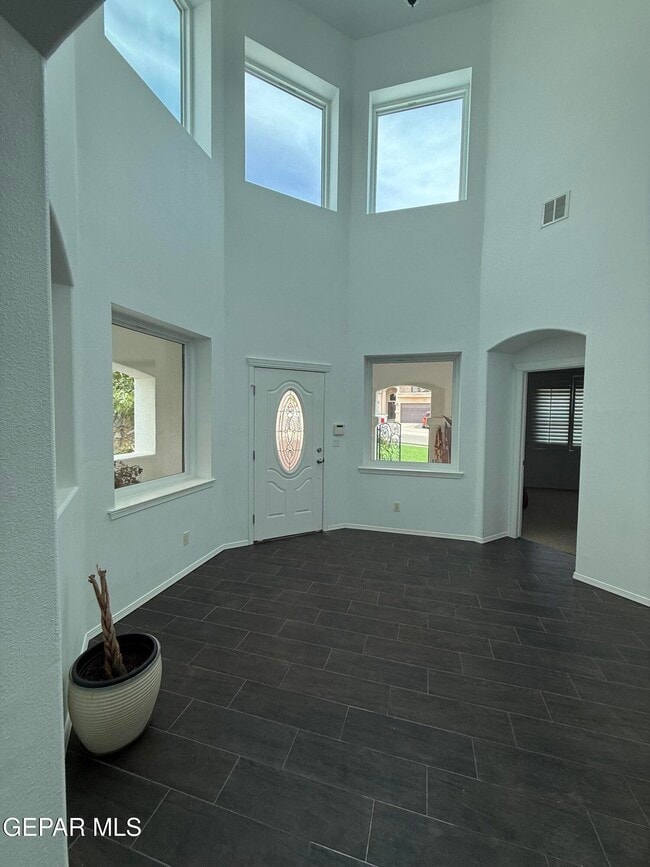 Building Photo - 1605 Playa Del Sol St