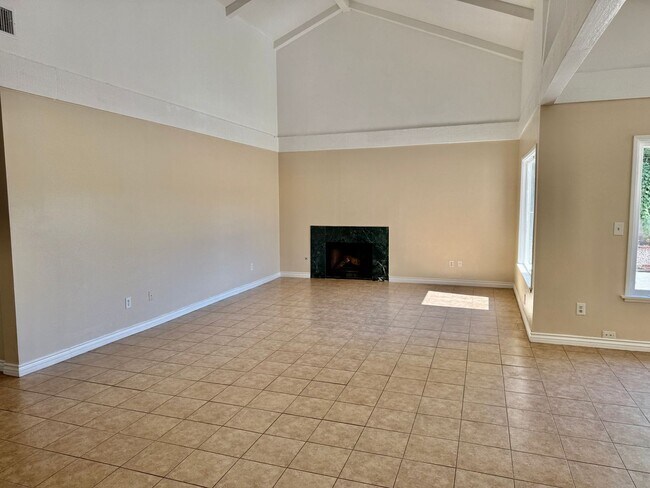 Building Photo - Large Single Story Home w/Loft
