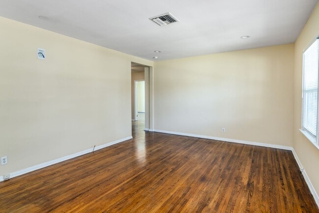 Foto del edificio - Charming 2-Bedroom Northridge Home with Pr...