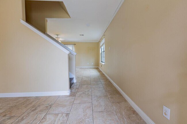 Building Photo - 211 Rim Rock Dr