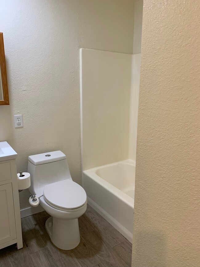 Main bath - 325 W Howell Ave