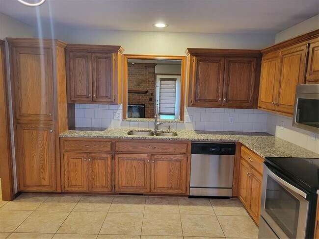Building Photo - 921 Blue Ridge Dr
