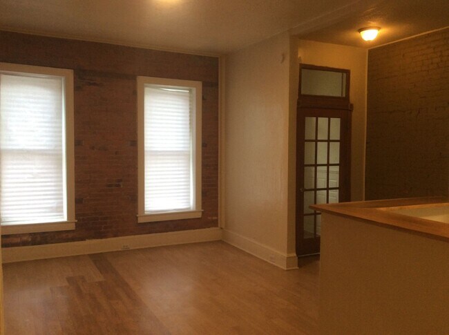 Foto del edificio - Renovated and Spacious 4 Bedroom 1.5 Bath ...
