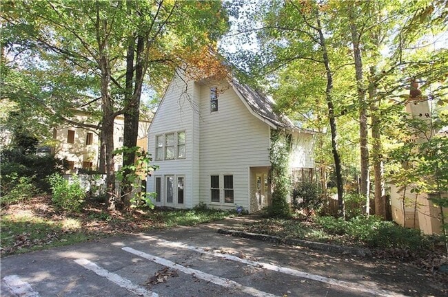 Building Photo - Renovated Home Available in August!