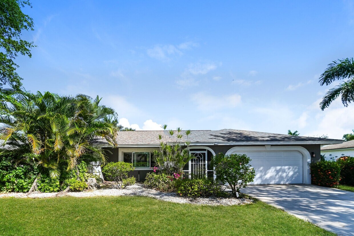 Primary Photo - 4BR + Den Pool Pet Friendly Home in Lely Golf Estates with a Golf Course View!