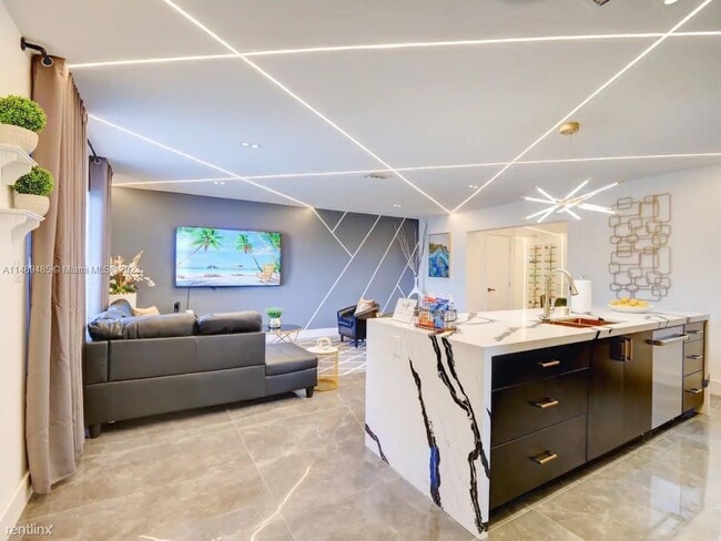 Building Photo - 5 br, 2.5 bath House - 20301 NE 12th Ave #...