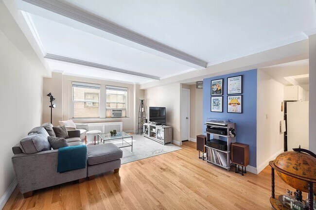 Foto del edificio - 321 E 43rd St