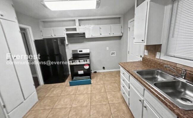 Building Photo - 3 Bed/1.5 Bath Home with Carport / Pet-Friendly / Vouchers Accepted / Available Now!