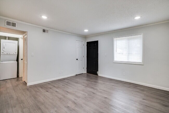 Foto del edificio - "Charming 2-Bedroom Duplex with Spacious 1,344 Sq Ft Living Space in Derby, KS!"