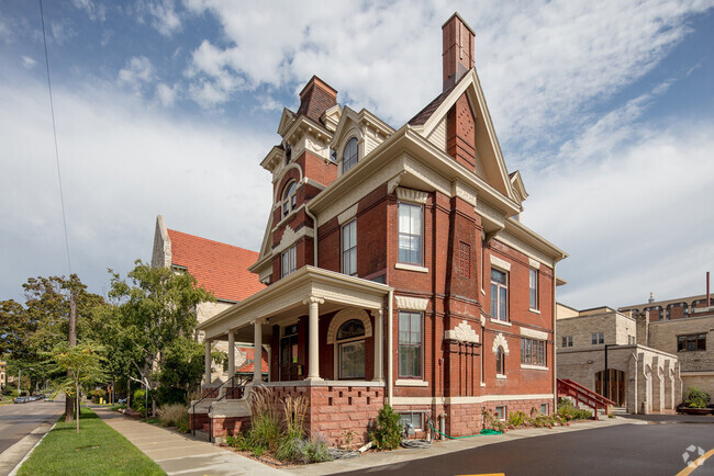 Building Photo - 15 W Gorham St