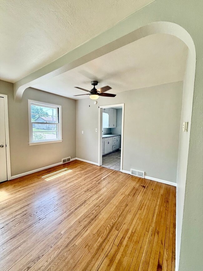 Building Photo - Clean & Comfortable 2-Bedroom Single-Family Home