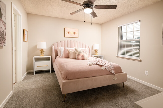 Stay comfortable year-round in this stylish bedroom with a ceiling fan at Southwind Apartments in Richland, MS! - Southwind