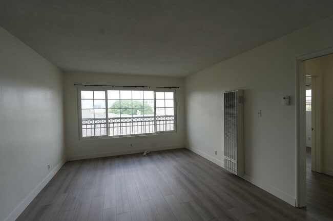 Foto del edificio - 924 W. 226TH