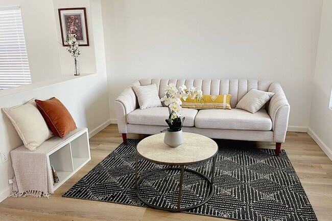Foto del edificio - Two Story House 5 Bed and 3 Bath
