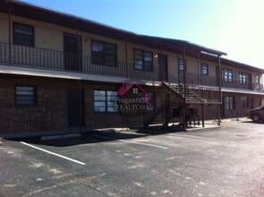 Building Photo - 701 S Cherry St