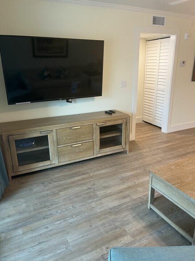 Foto principal - 7785 Estero Blvd