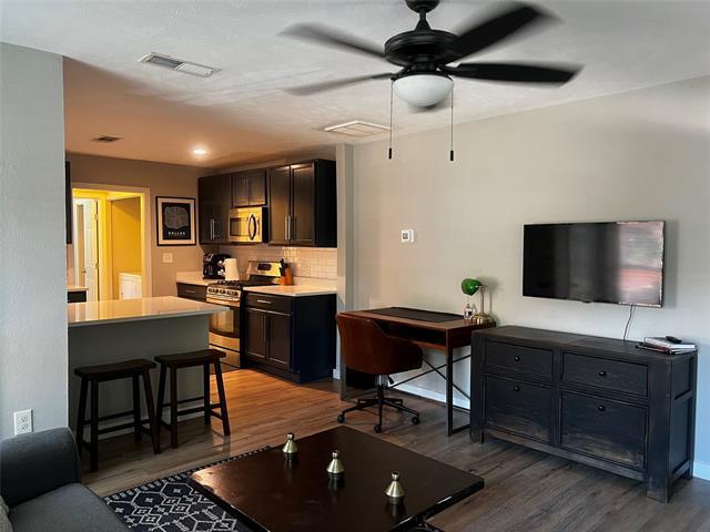 Foto del edificio - 408 N Oak Cliff Blvd
