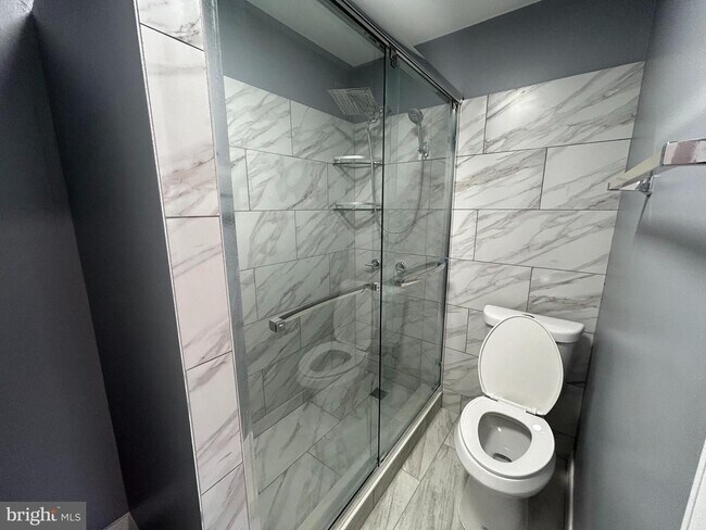 Building Photo - Spacious 5-Bedroom Home for Rent in North Philadelphia