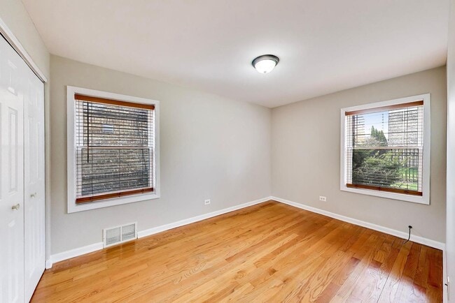 Building Photo - 7415 N Wolcott Ave
