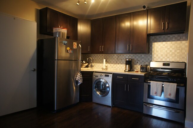 Foto del edificio - 654 Saint Marks Ave