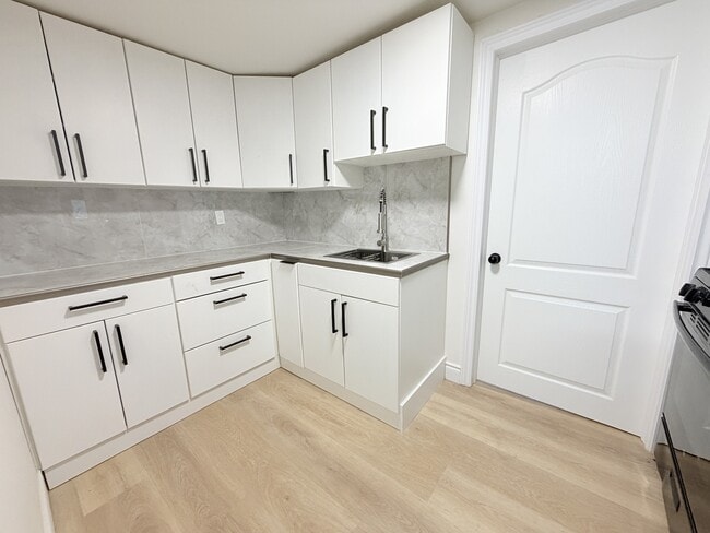 Photo du bâtiment - 165 College Ave N