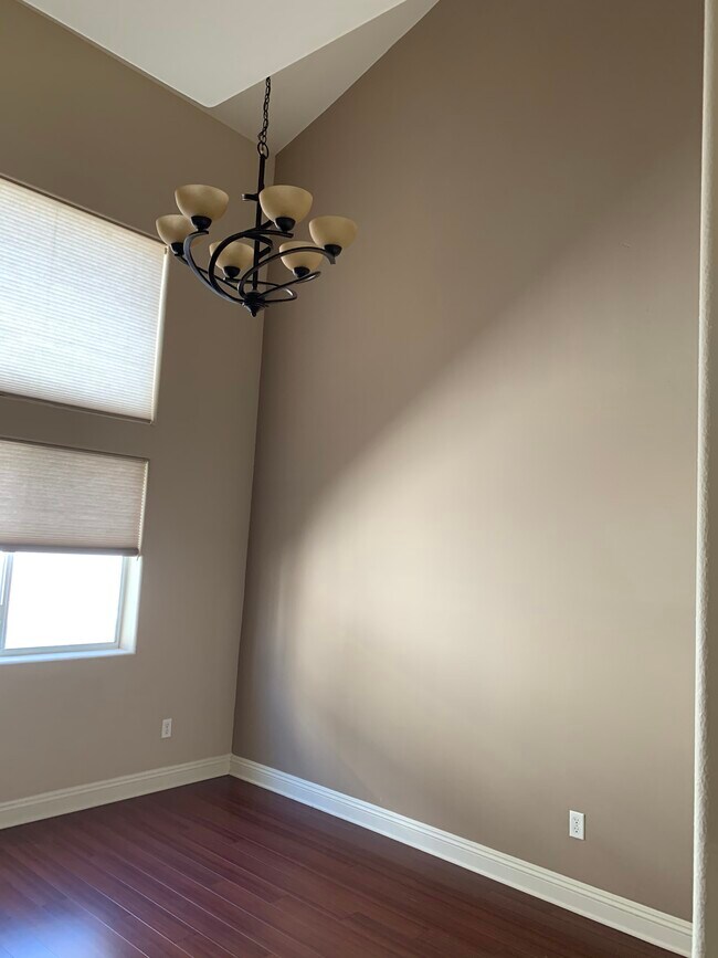 Master bedroom with vaulted ceiling - 8800 Etiwanda Ave