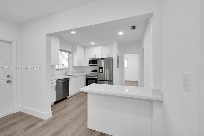 Foto del edificio - 3445 SW 23rd Terrace