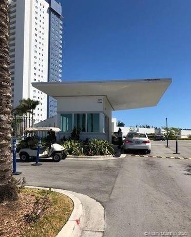 Foto del edificio - 14951 Royal Oaks Ln