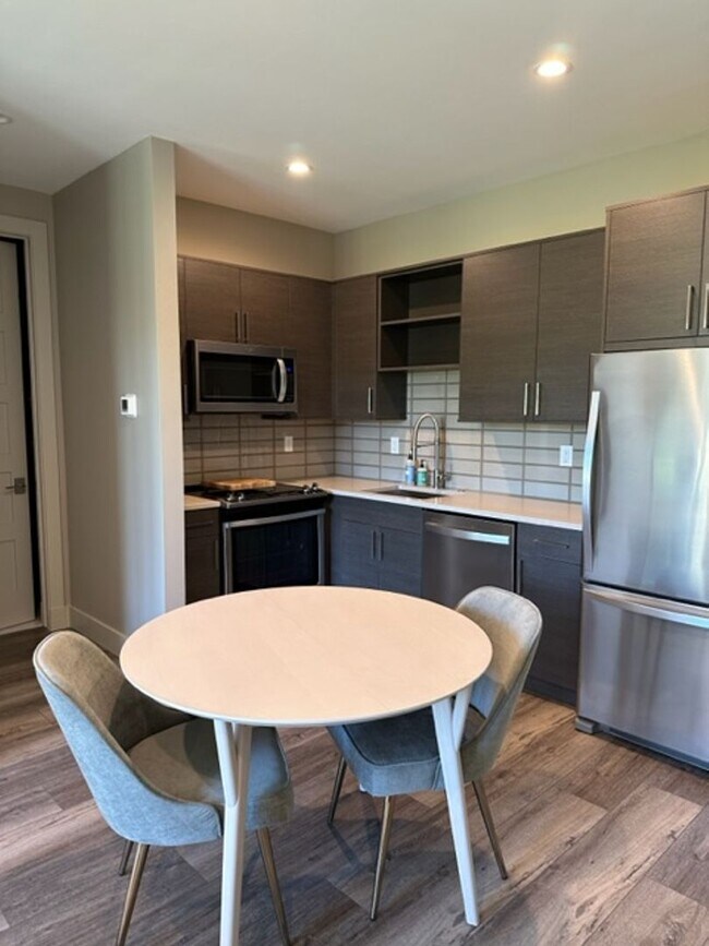 Foto del edificio - Fully Furnished Condo for Rent in Black Bull!