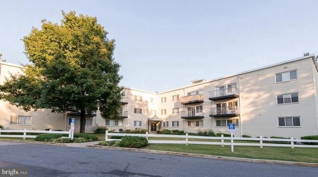 Building Photo - 5601 Parker House Terrace