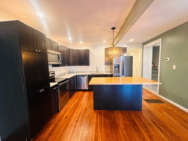 Foto del edificio - Historic Charm Meets Modern Comfort in Shelby Park