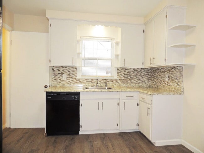 Building Photo - Newly Renovated 4 Bed / 2.5 Bath Bungalow ...