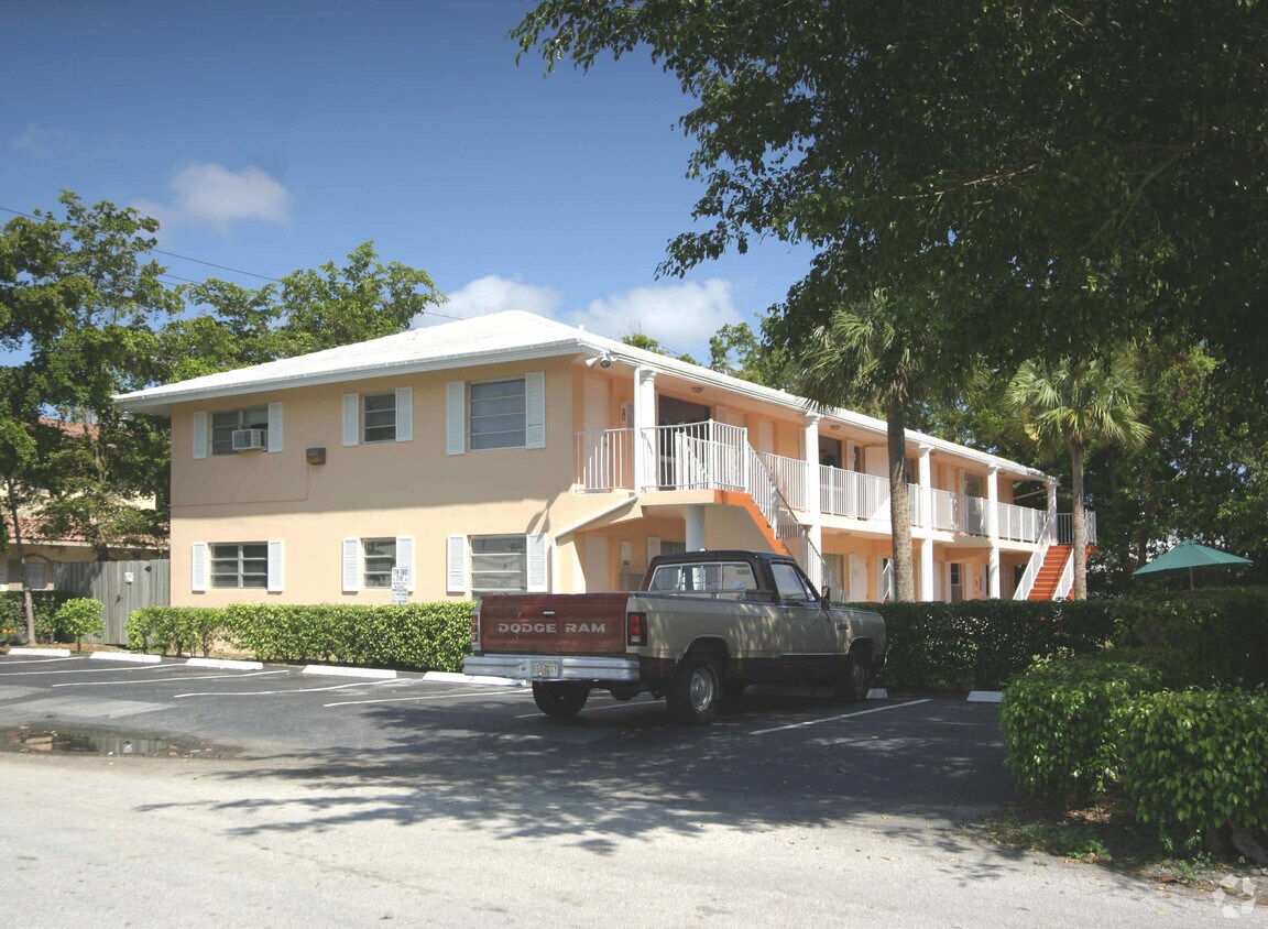Building Photo - 2801 NE 49th St