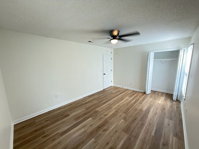Foto del edificio - 129 Misty Oak Rd