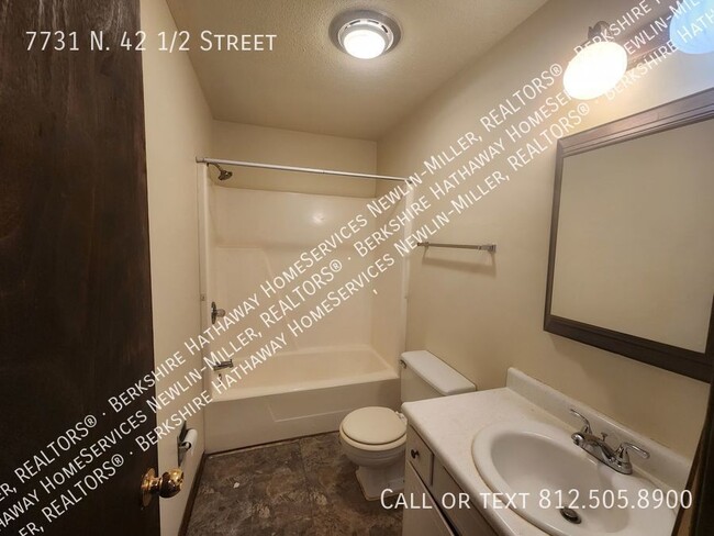 Building Photo - Northside 2 Bedroom Duplex with Attached G...