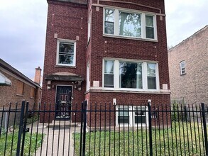 Building Photo - 821 N Waller Ave