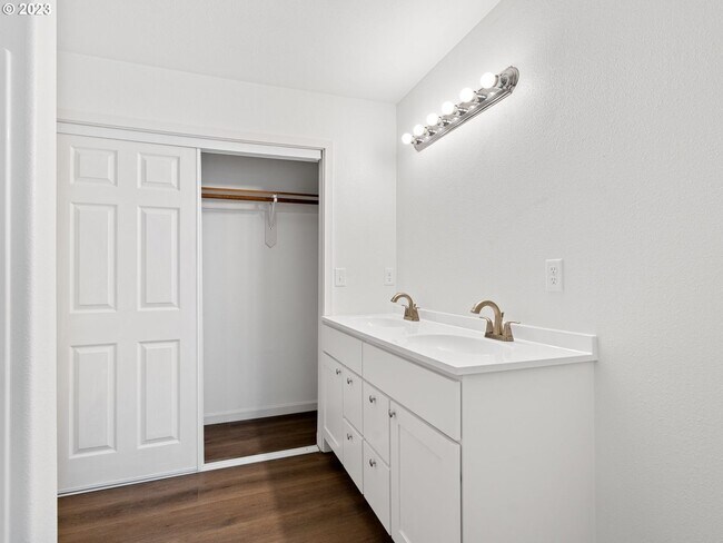 Foto del edificio - 600 N Earl Ct